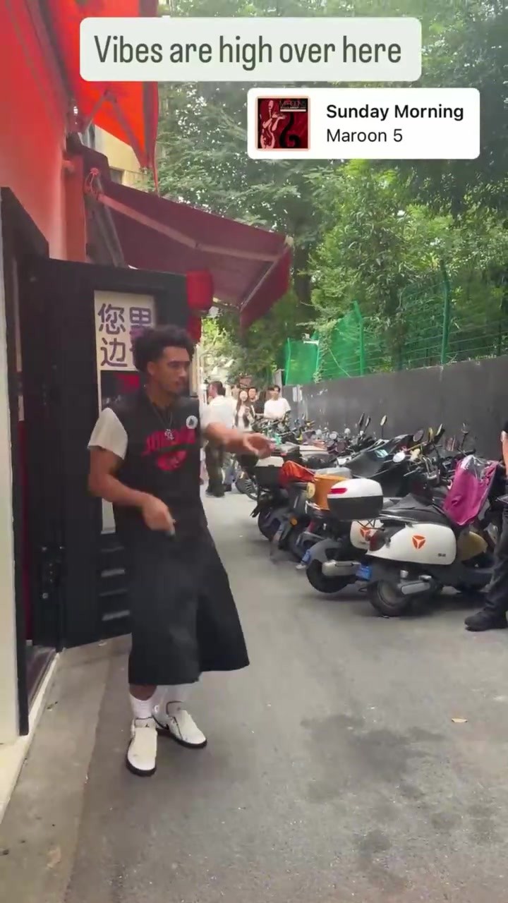 麦凯恩在上海跳舞,工作人员:非常抱歉能再来一条吗?