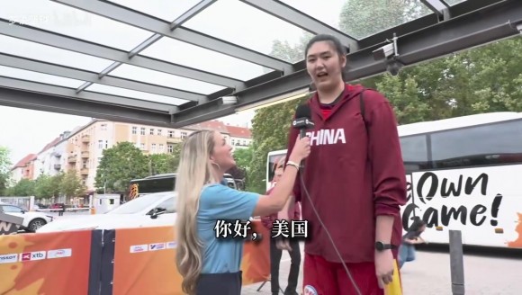 嗨美国!张子宇赛前用英文打招呼:TNT女记者搞笑踮脚采访😄
