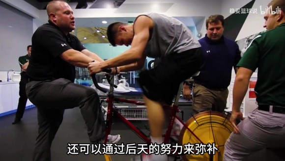 你知道亚裔面孔在美国打篮球有多难吗?林书豪的经历给出了答案